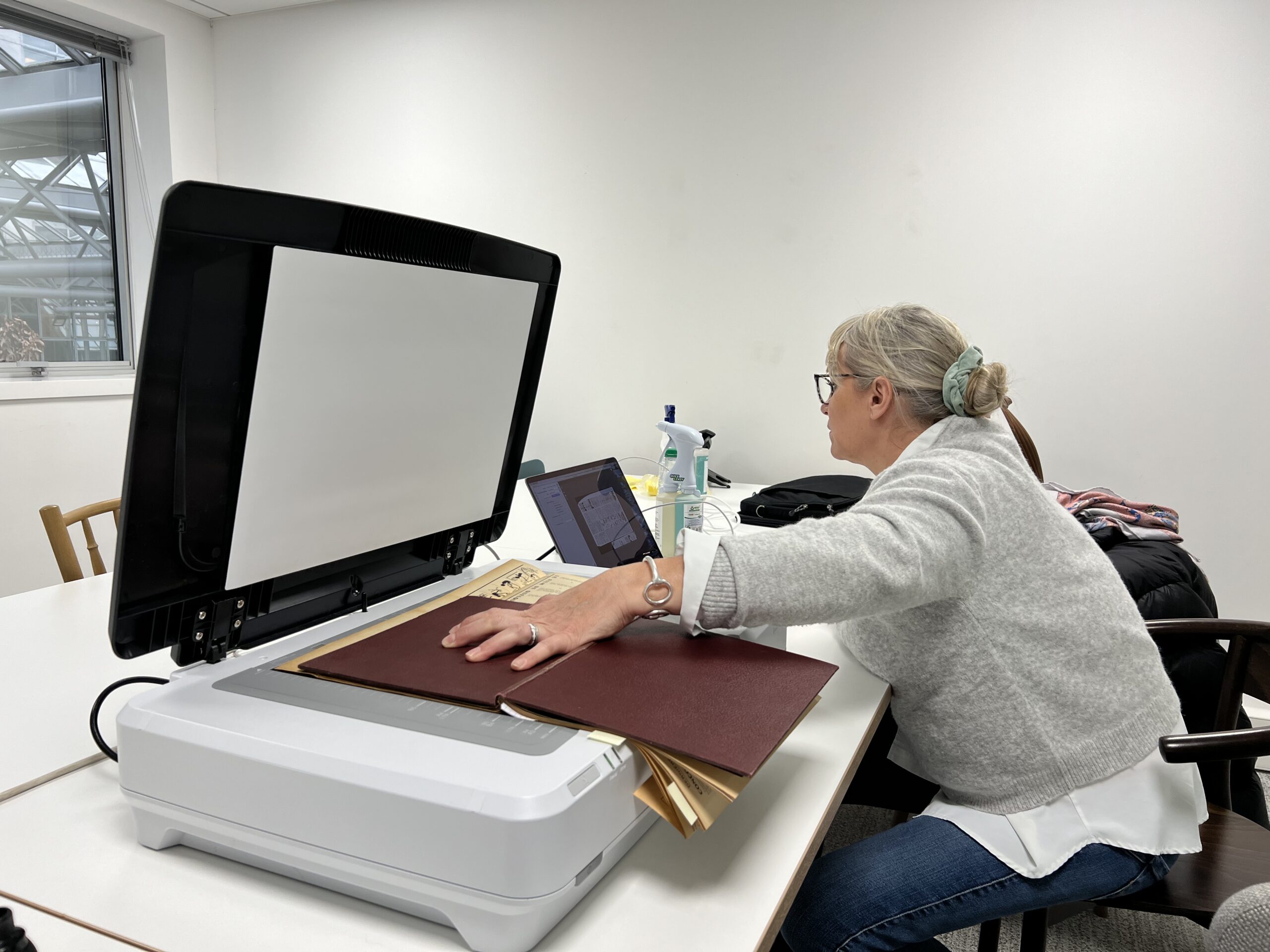 Véronique au scan au siège des Guides et Scouts de France.